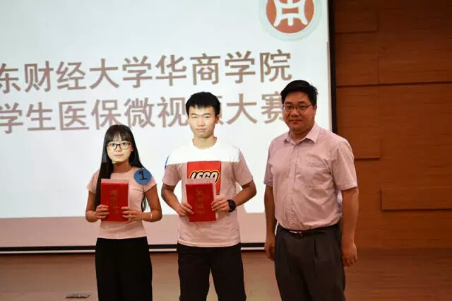 为二等奖选手颁奖
