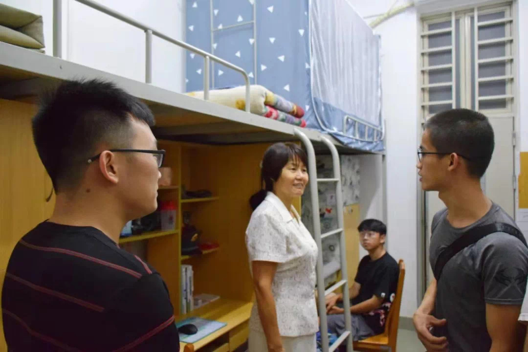 王校长到宿舍看望退伍学生