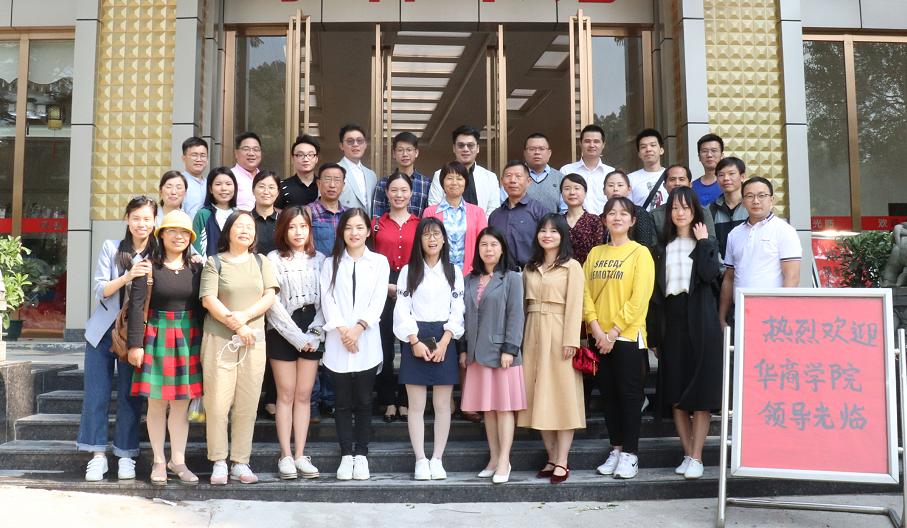 学工队伍与校友合影