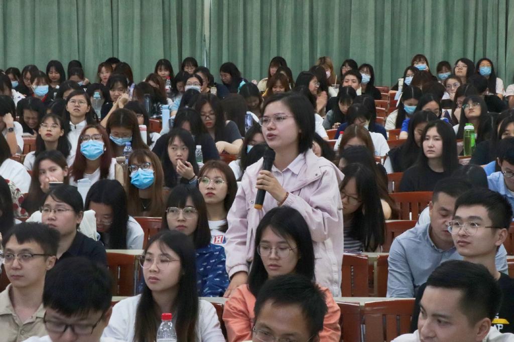 老师现场提问