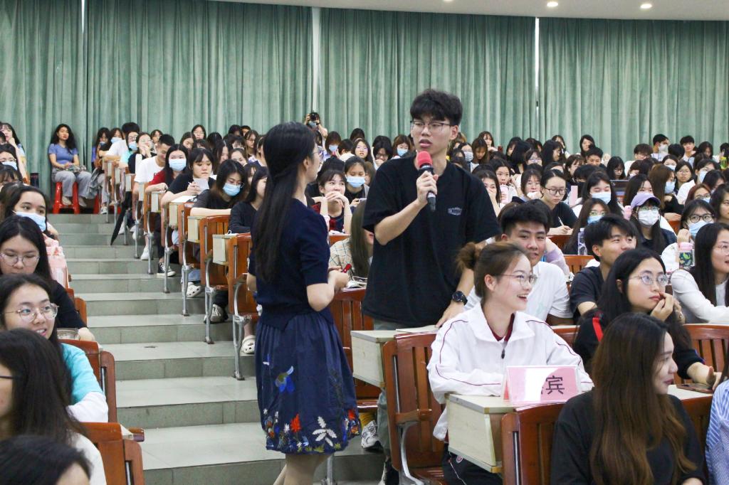 学生现场提问